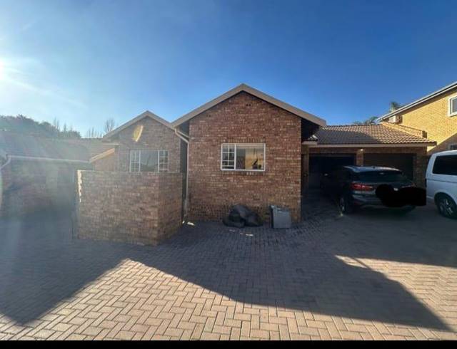 3 BEDROOM TOWNHOUSE FOR SALE IN THATCHFIELD